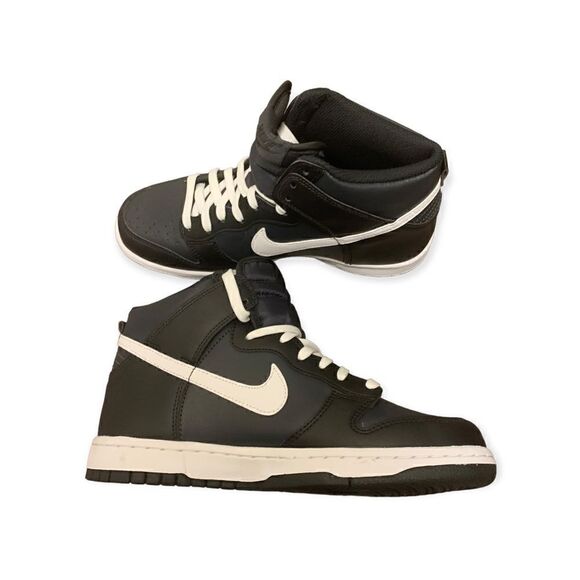 NIKE AIR JORDAN 1 Sneakers, Like new - Picture 2 of 5